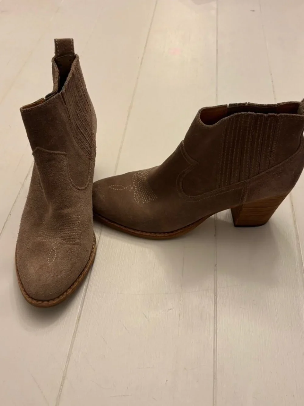 Dolce Vita Taupe Suede Chelsea Western Booties Size 8 - Picture 3 of 9